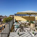 Navona Sky Palace בית הארחה